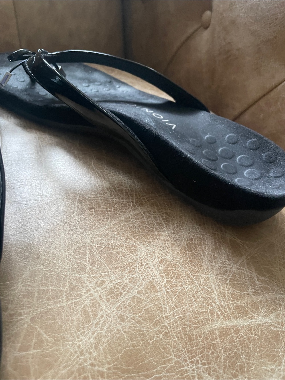 Vionic Women’s Black Patent Bow Thong Sandals - Picture 7 of 7